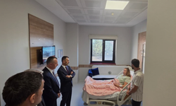 Kocaeli Valisi Aktaş, Girne'deki gemi kazasından kurtarılarak Kocaeli'ye nakledilen hamile kadını ziyaret etti