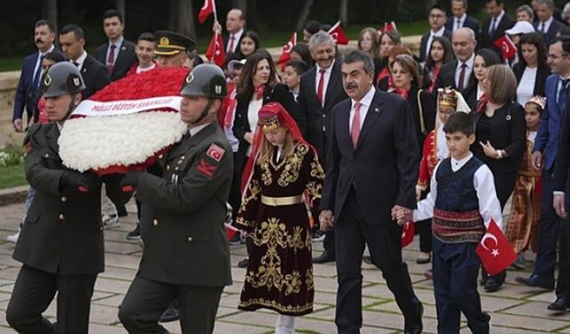 TC Milli Eğitim Bakanı, öğretmen ve öğrencilerle Anıtkabir'de