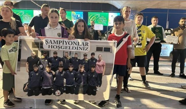 Şampiyon TMK'lı öğrenciler, Ercan'da çiçeklerle karışlandı