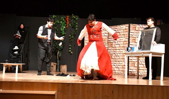 DAÜ Tiyatro Topluluğu “Temaşa Gecesi 2” oyununu sahneledi