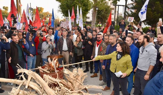 Disiplin tüzüğü değişikliğine yönelik eylemler kapsamında Meclis önünde eylem ateşi yakıldı