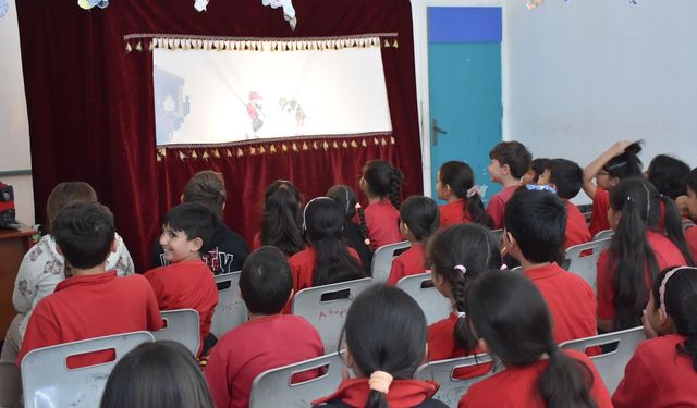 Karagöz ile Hacivat gölge oyunları Girne'deki ilkokullarda eğitim alan öğrenciler için sahneleniyor