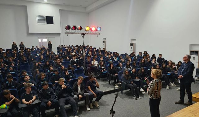 Rüya Taner, 19 Mayıs Türk Maarif Koleji öğrencileriyle bir araya geldi