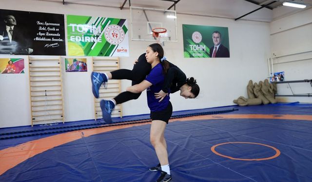 Türk güreşinden KKTC'li kadın güreşçilere destek