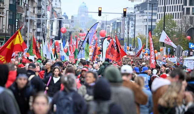 Belçika'da genel grev hayatı durma noktasına getirdi