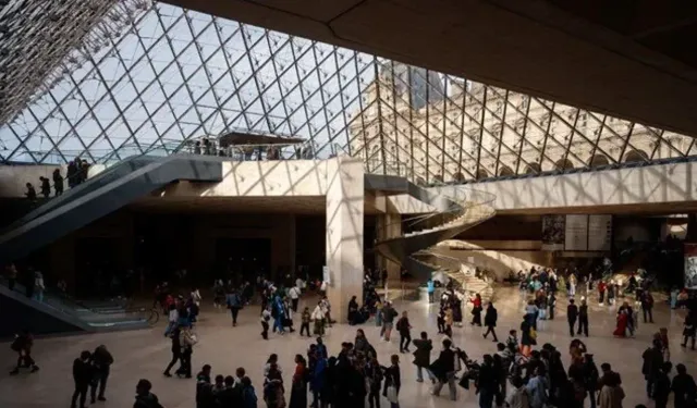 Louvre Müzesi soyuldu: Hırsızlar mücevherleri çalıp kaçtı