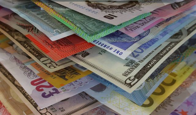 Dolar 42,25, euro 48,60, sterlin 55,05 TL'den işlem görüyor