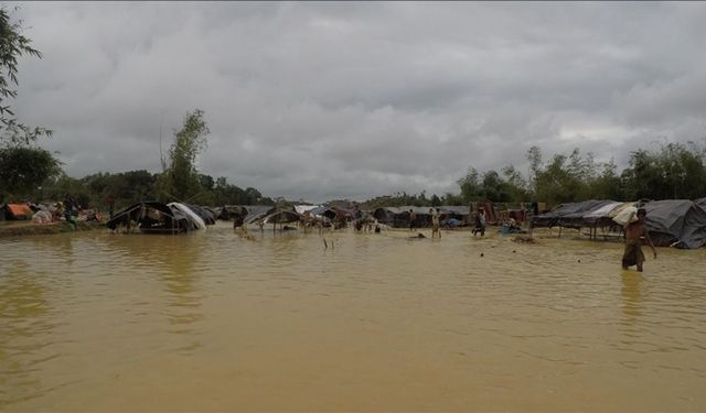 Endonezya'da şiddetli yağışların yol açtığı afetlerde ölenlerin sayısı 23'e yükseldi