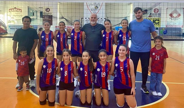 Erenköy-Karpaz Belediyesi Voleybol Spor Birliği'ne desteğini sürdürüyor