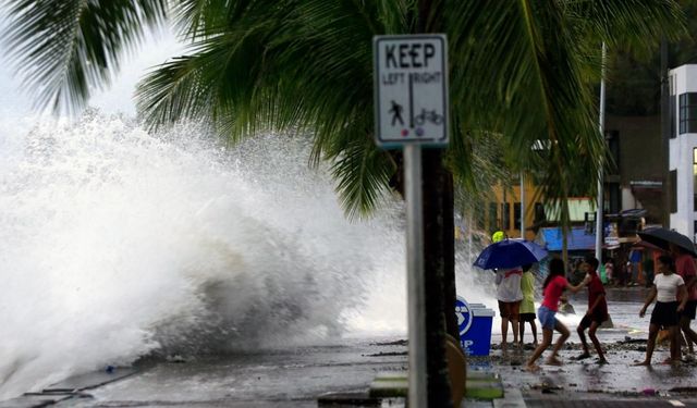 Filipinler'de yaklaşan tayfun nedeniyle on binlerce kişi tahliye edildi