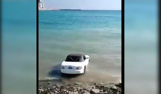 Kadın arabasını denize attı