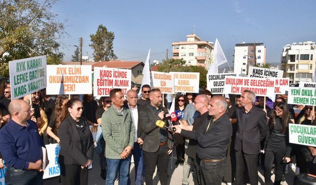 Lefke Gazi Lisesi velileri ve öğrencileri Başbakanlık önünde eylem yapıyor