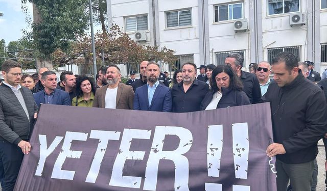 Kamuda örgütlü 5 sendika Maliye Bakanlığı önünde eylem yaptı