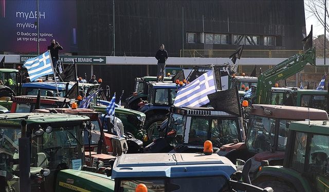 Yunanistan'da çiftçiler Atina-Selanik yolunu trafiğe kapattı