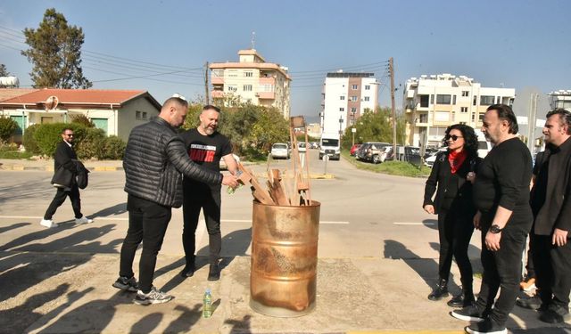 Kamuda yetkili beş sendika, Başbakanlık önünde ateş yaktı: 'Bu bir başlangıçtır, eylemler adım adım büyütülecek'