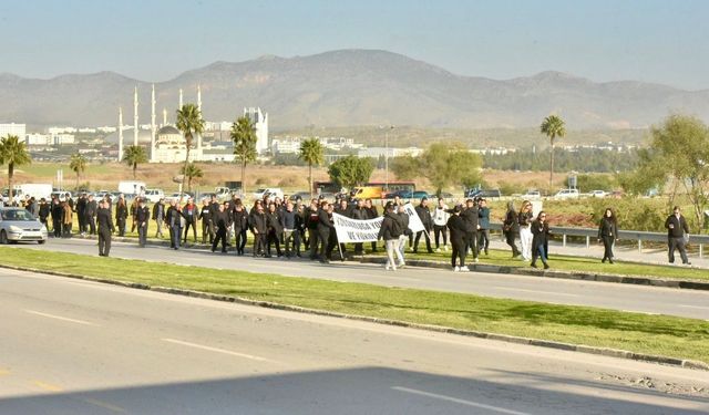 Kamuda yetkili beş sendika Başbakanlık önüne yürüyor