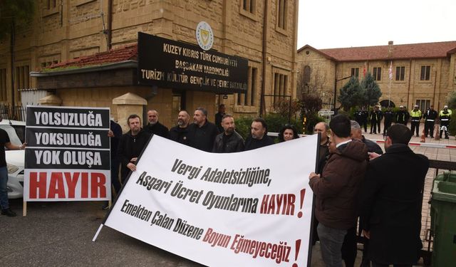 Kamuda yetkili sendikalar, Başbakan Yardımcılığı önünde eylem yaptı