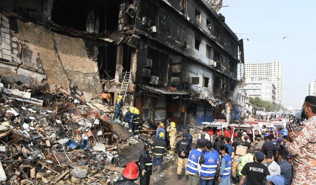 Pakistan'daki alışveriş merkezinde çıkan yangında ölenlerin sayısı 60'a yükseldi