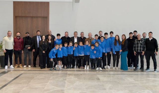 Cumhurbaşkanı Erhürman Perçinci Futbol Okulu'ndan sporcu, yönetici ve aileleri kabul etti