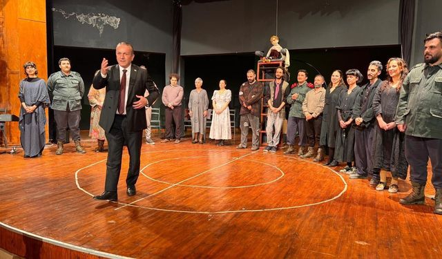 'Kafkas Tebeşir Dairesi' oyunu cuma akşamları Lefkoşa AKM'de sahnelenmeye devam edecek