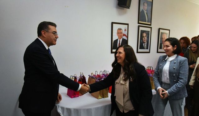 Dışişleri Bakanlığı'nda Kadınlar Günü kutlaması: Lakadamyalı, personele hediye takdim etti