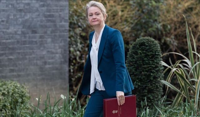 İngiltere Dışişleri Bakanı Cooper: 'Kıbrıs'ta İngiliz üssü çevresinde tüm orantılı önlemler alındı'