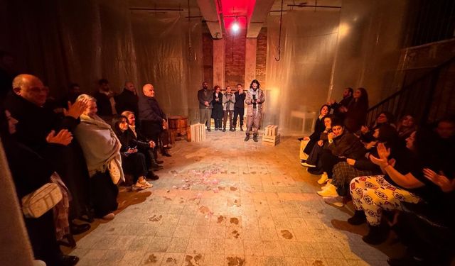 Kıbrıs Türk Devlet Tiyatroları'nın 'Maskeliler' oyunu prömiyer yaptı