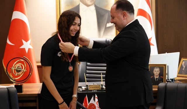 Cumhuriyet Meclisi Başkanı Öztürkler, atlet Ada Kafa'yı kabul etti