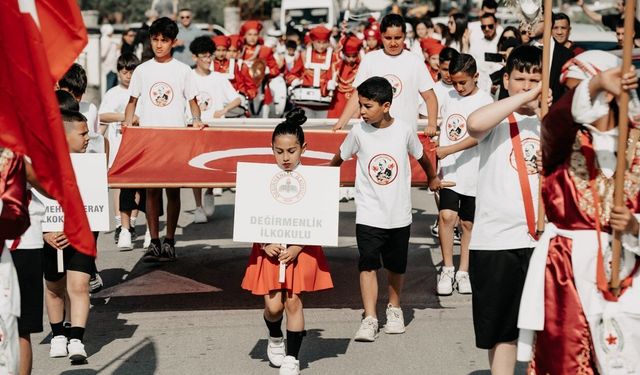 Değirmenlik Sadık Cemil Stadyumu'nda üç okulun katılımıyla tören düzenlendi