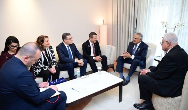 Dışişleri Bakanı Ertuğruloğlu, Pakistan Başbakan Yardımcısı ve Dışişleri Bakanı Ishaq Dar ile görüştü