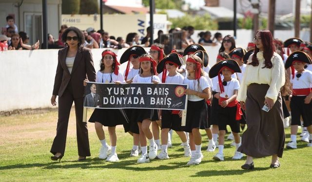 İskele'de 23 Nisan coşkusu... Cumhuriyet Stadyumu'nda gösteriler sunuldu