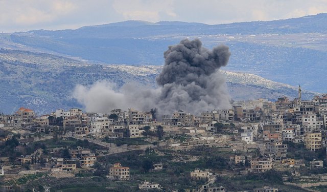 İsrail: 'Lübnan'ın güneyindeki Bint Cubeyl'de kuşatmayı tamamladık'