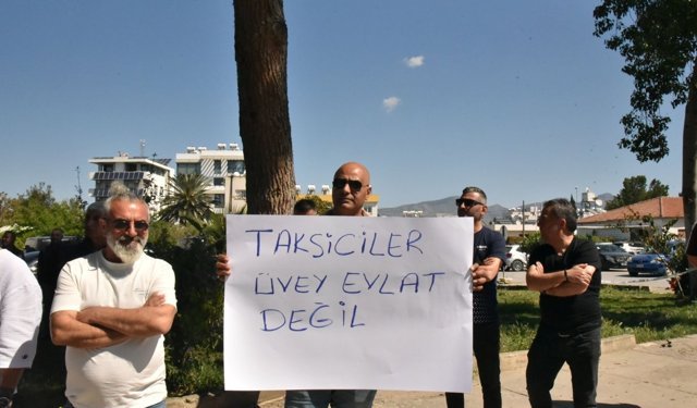 Kıbrıs Türk Taksici Dernekleri Federasyonu, Bayındırlık ve Ulaştırma Bakanlığı önünde eylem yaptı