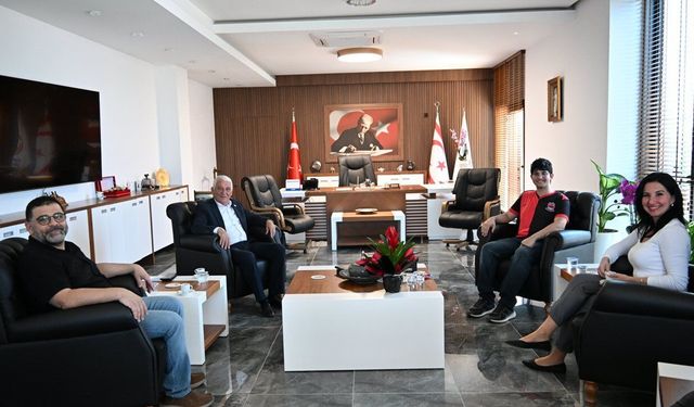 Şampiyon satranç oyuncusu Emre Şeb, Özçınar'ı ziyaret etti