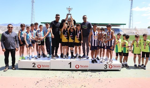 Şehit Hüseyin Akil İlkokulu çifte şampiyon