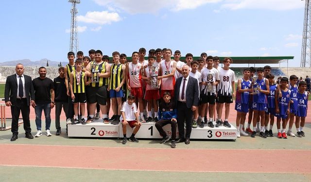 Şehit Turgut Ortaokulu'ndan çifte şampiyonluk
