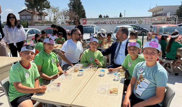 Süt Haftası...Başbakan Üstel, Mehmetçik İlkokulu'nu ziyaret etti