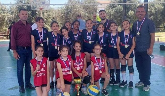 Çocuklar voleybol şöleninde coştu