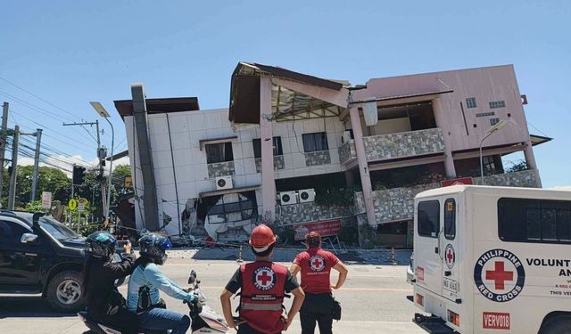 Filipinler'de 7,8 büyüklüğünde deprem: Tsunami uyarısı yapıldı