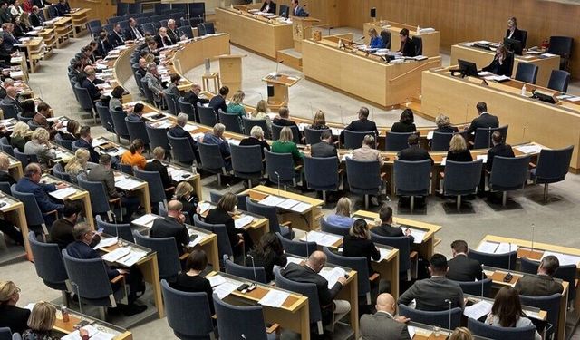 İsveç Parlamentosu, sığınmacılar için kalıcı oturum iznini kaldıran yasa tasarısını kabul etti