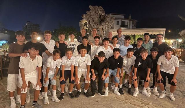 DTB U15 şampiyonluğu kutladı