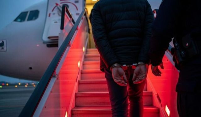 TC İçişleri: 29'u kırmızı bültenle aranan 54 suçlu Türkiye iade edildi
