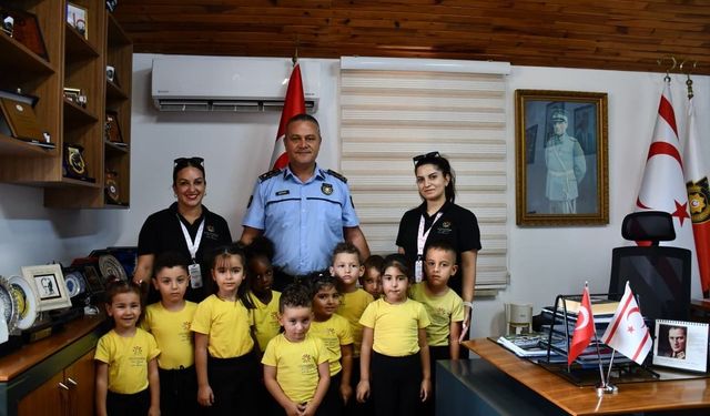 Küçücüğüm Okul Öncesi ve Etüt Merkezi öğrencileri Güzelyurt Polis Müdürlüğü'nü ziyaret etti