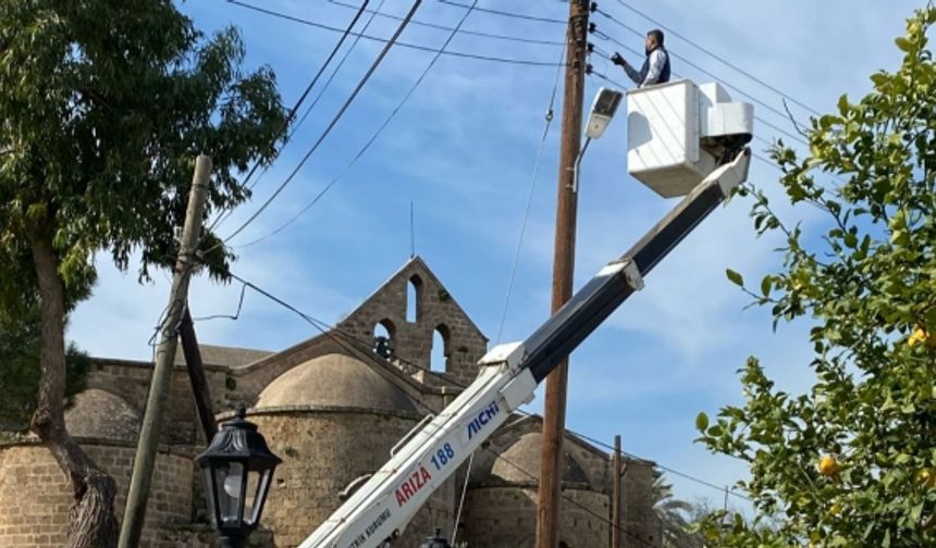 Gazimağusa’da sokak aydınlatma tamiratları devam ediyor