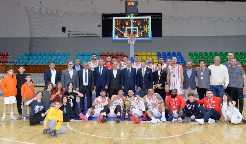 Cumhurbaşkanı Tatar, Cumhurbaşkanlığı Kupası basketbol final karşılaşmasını izledi