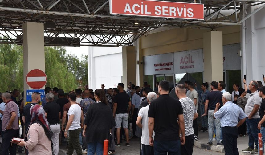 Başbakan Üstel otobüs kazasında yaralanan öğrencileri Gazimağusa Hastanesi’nde ziyaret etti