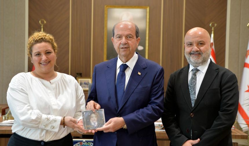 Cumhurbaşkanı Ersin Tatar'a albüm takdimi yapıldı