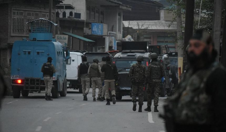 Pakistan güvenlik kaynakları: Hindistan'a ait 5 savaş uçağı düşürüldü