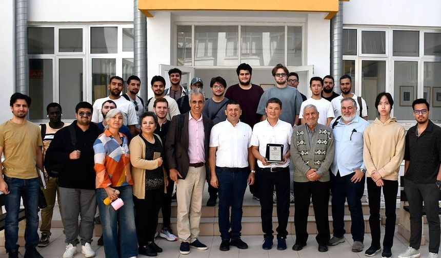 Ödüllü fizikçi Boshkayev DAÜ'de 'kompakt nesneler' üzerinde sunum yaptı