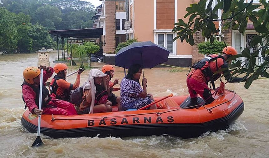 Endonezya'da şiddetli yağışların yol açtığı afetlerde ölenlerin sayısı 174'e yükseldi
